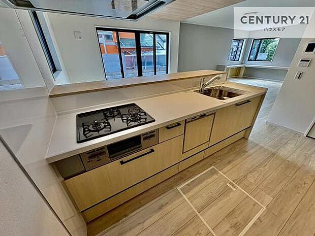 大人気の対面式システムキッチンを採用しています!ご家族のコミュニケーションが自然と増える設計です。お子様にも目が届くので嬉しいですね。広々使えて快適に作業が進みます。【現地販売会開催中】