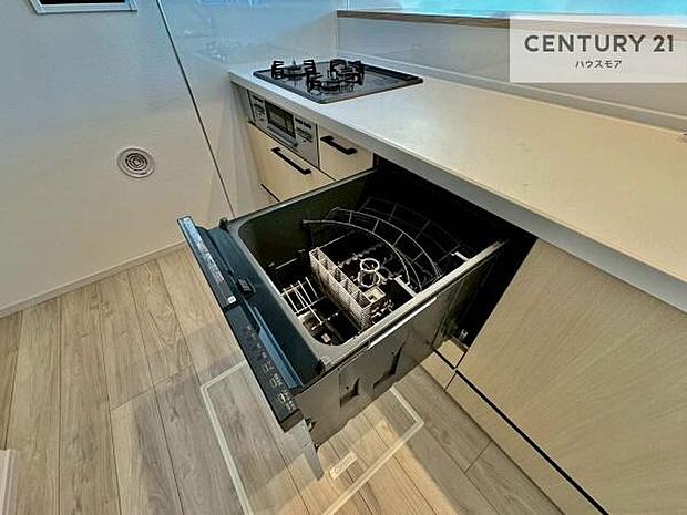 食洗機付き！忙しい時や冬場は手荒れ防止として大活躍します！ビルトイン仕様なので、場所も取らず調理スペースも広く使えて手際よく作業が出来ます！【現地販売会開催中】