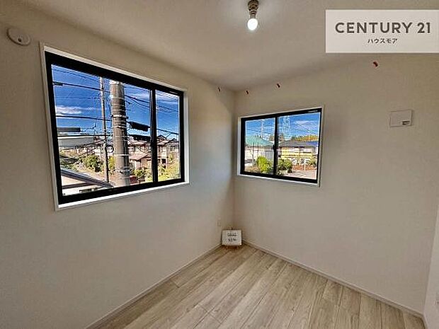 2面採光を確保した明るい室内は、風通しも良く、明るく大変居心地の良い空間となっております。リラックスして過ごせる心地の良いお部屋です!朝の目覚めがスッキリしますね!【現地販売会開催中】