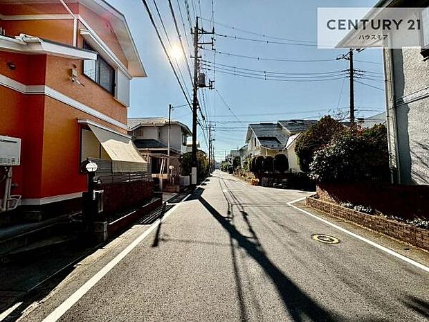 前面道路は6.3m×6.5m!陽当り良好な立地です。車庫入れが苦手な方も安心ですね。【現地販売会開催中】