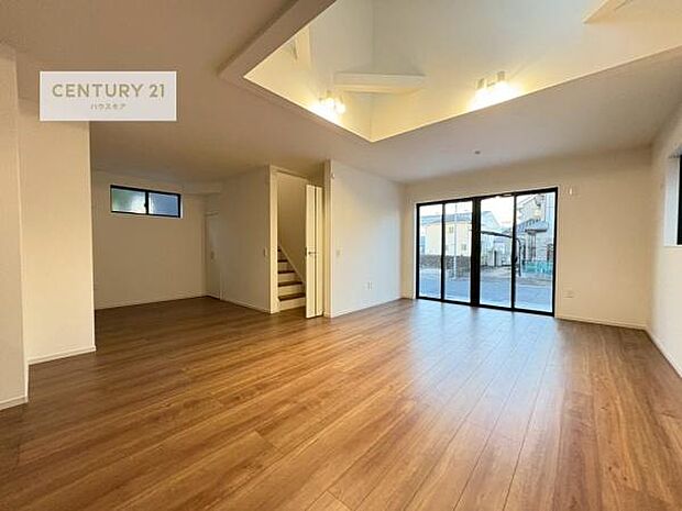 毎日家族と顔が合わせられるリビングイン階段!コミュニケーションがとりやすく活気あふれるLDKを演出いたします!上部吹抜で明るく開放感たっぷりの空間です。