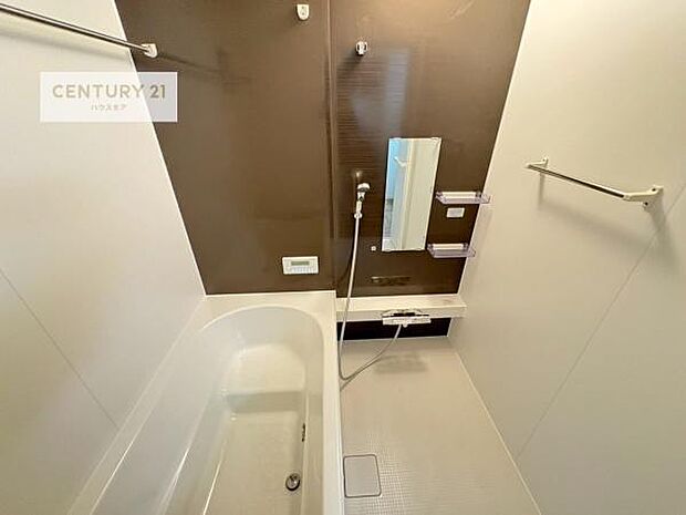 落ち着きある大人の雰囲気のバスルームは、味が出ていてバスタイムが充実!お仕事頑張っているご褒美にお好みの匂いの入浴剤を入れて、楽しんでみてはいかがでしょうか?