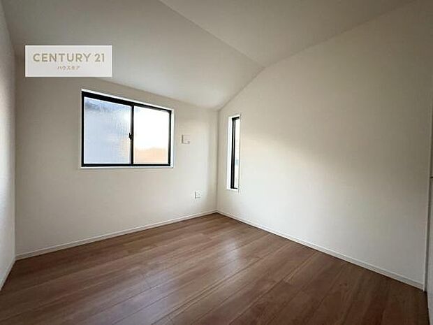 2面採光を確保した明るい室内は、風通しも良く、明るく大変居心地の良い空間となっております。リラックスして過ごせる心地の良いお部屋です!朝の目覚めがスッキリしますね!