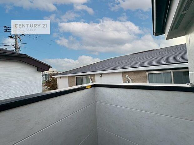 晴れた日には青い空を見渡せる開放的な時間を楽しめます。気持ちの良い風が通り抜ける街並みです!