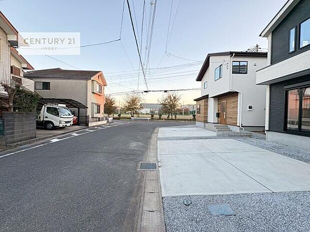 前面道路は6m!陽当り良好な立地です。車庫入れが苦手な方も安心ですね。