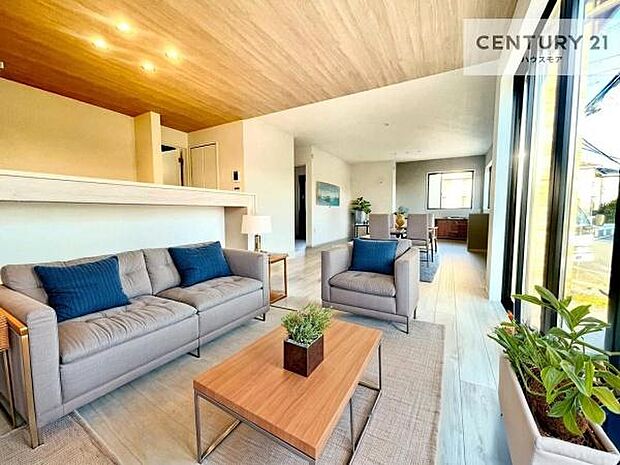 家具はCGパースです。心地良いリビングは家族が自然と集まります。家族団欒の時間が増えそうです。ご家族と、より一層充実した時間を過ごせそうですね。