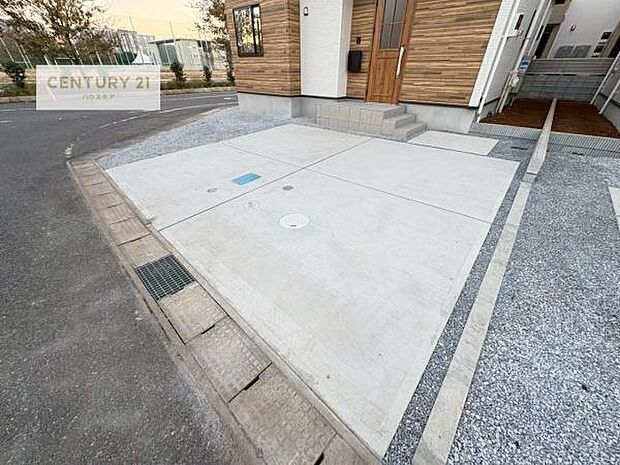 駐車スペースは2台分あります!セカンドカーはもちろん、バイクや自転車なども置き場所に困りません。