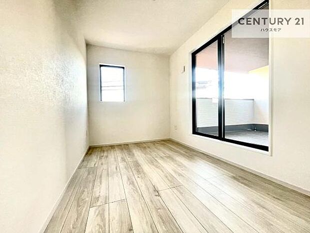 優しい光が差し込む洋室は、朝の目覚めも気持ちが良さそうですね。おうち時間もゆったりと過ごすことができます。