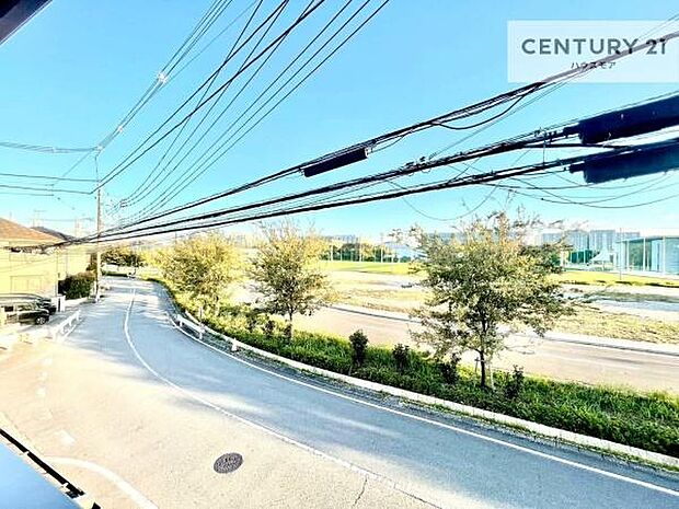 落ち着きある住宅街、周囲には高い建物がなく、緑が多く空が広く開放感があり、陽当りを大きく遮られることもありません。気持ちの良い風が通り抜ける街並みです。