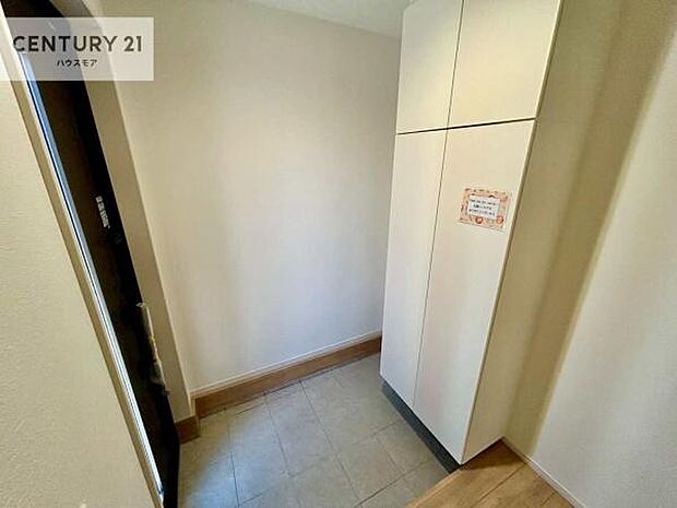 シューズボックス付きなので、玄関が片付きお掃除がしやすいです!スッキリした玄関で戸を開けた瞬間、清潔感のある心地いい空間が出迎えてくれます。