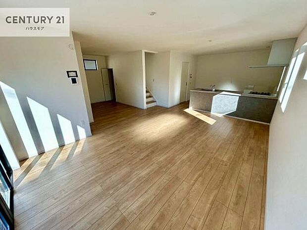 心地良いリビングは家族が自然と集まります。家族団欒の時間が増えそうです。ご家族と、より一層充実した時間を過ごせそうですね。明るく開放的な空間です。