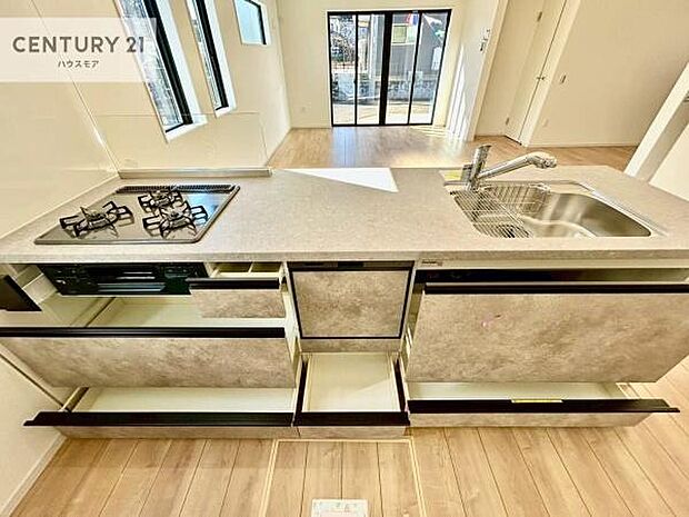 収納スペースが豊富で、調理スペースがスッキリと片付きひろ~く活用できます!快適に作業ができます!毎日の料理が捗ります!