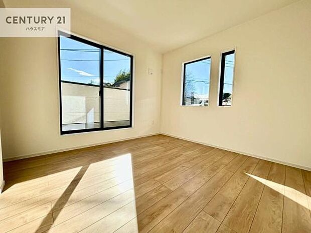 バルコニーに面している洋室です。明るく温もりがあり、換気もしっかりできます!朝起きて、外に出て背伸びをしつつ深呼吸をし良い朝を迎え入れることができます。