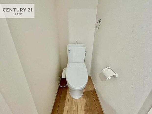1・2階にトイレがございます!朝の忙しい時間帯も待たずにすみそうですね。白を基調とした清潔感のあるトイレでお手入れがしやすいです!