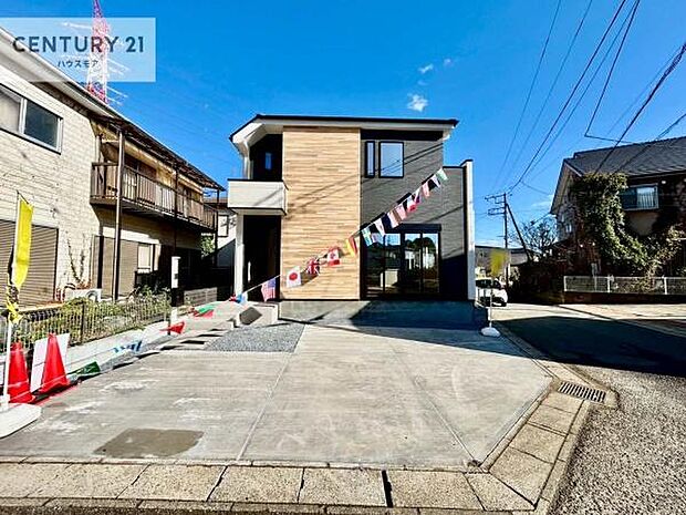 駐車スペースは2台分あります!セカンドカーはもちろん、バイクや自転車なども置き場所に困りません。