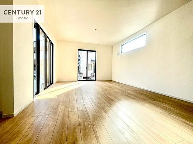 大きな窓からたっぷりの陽ざしが入る明るいリビング。開放感のあるリビングで家族団らんのくつろぎの時間を過ごせます!