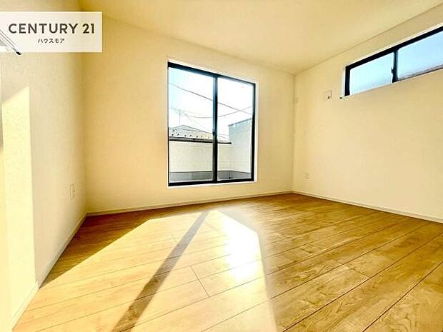 バルコニーに面している洋室です。明るく温もりがあり、換気もしっかりできます!朝起きて、外に出て背伸びをしつつ深呼吸をし良い朝を迎え入れることができます。