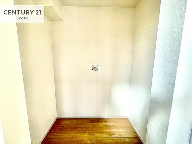 ウォークインクローゼット付きです。たくさんのお洋服などを収納しておけそうですね!他にも扇風機や加湿器など季節物の大きな家電も収納できます!