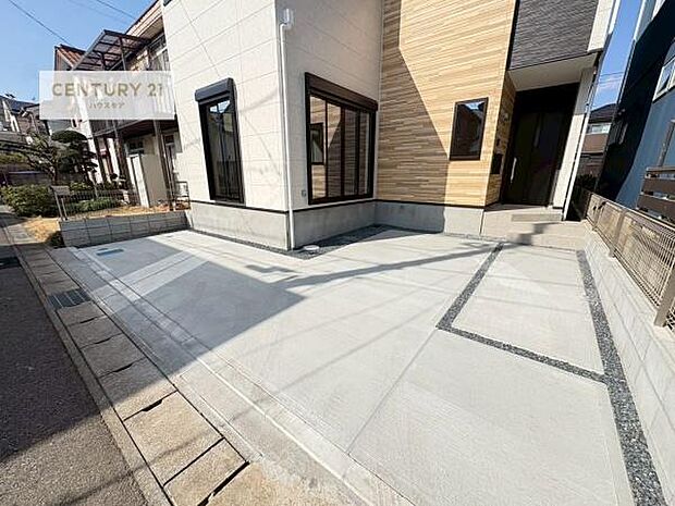 カースペース2台駐車可能。毎日の通勤やお買い物に便利で、来客時にもゆとりをもってお使いいただけます。