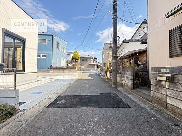 前面道路は南側約4m、陽当たり良好な明るい立地です。周辺環境もあわせてご案内いたしますので、ぜひ現地にてご確認ください。