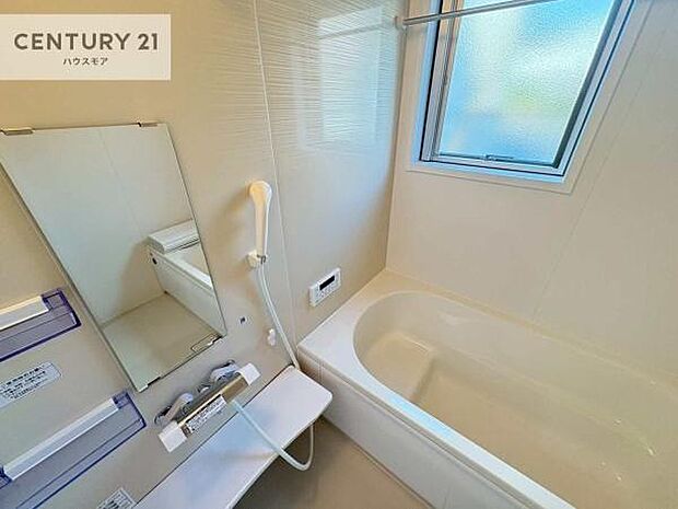 白を基調とした清潔感のあるバスルーム!快適なバスタイムが送れます!1日の疲れをしっかりと癒してくれる素敵なリラクゼーション空間になりそうですね。