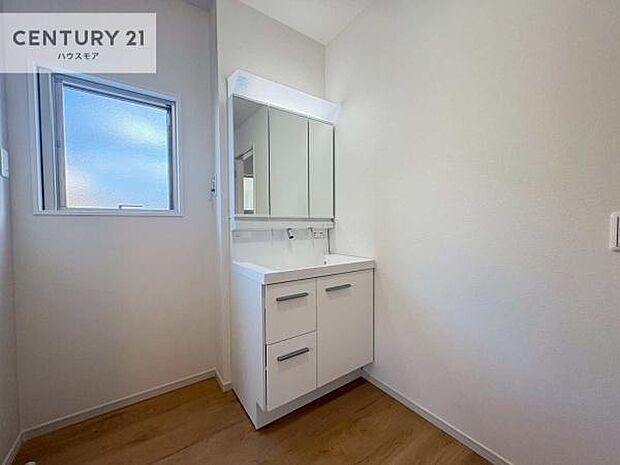 小窓付きの明るい洗面室です!湿気もすぐに入れ替えができて清潔に保つことができます!自然光が差し込むのでお化粧の仕上がりも良くなりますね!