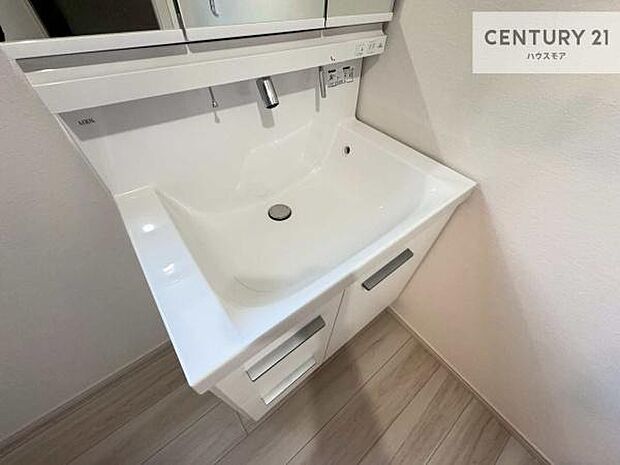 深い洗面台ボウルは、水が跳ねにくいのでお手入れが楽々!清潔感が保てます!キレイな洗面所で自分磨きのモチベーションが上がりますね!