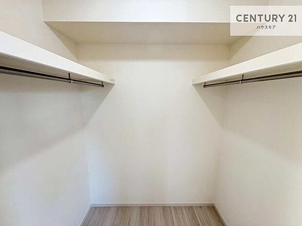 ウォークインクローゼット付きです。たくさんのお洋服などを収納しておけそうですね!他にも扇風機や加湿器など季節物の大きな家電も収納できます。