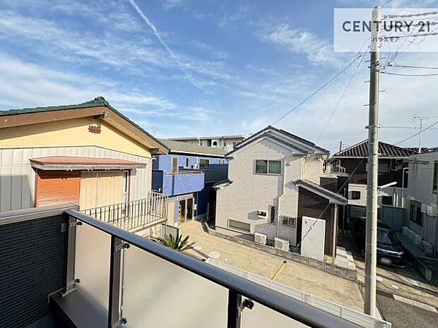 広々としたバルコニーで一日の始まりをスタート!お洗濯ものをたっぷり気持ちよく干せます!