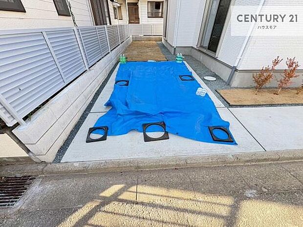 駐車スペースは2台分あります!セカンドカーはもちろん、バイクや自転車なども置き場所に困りません。