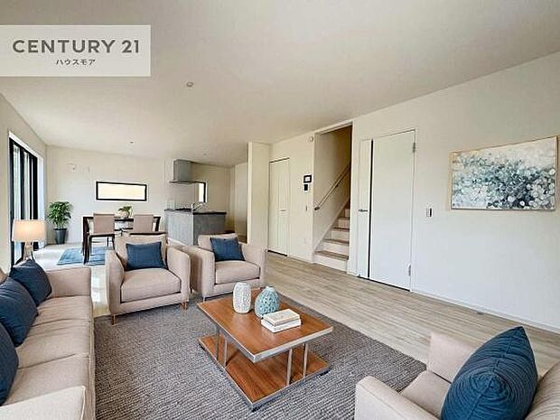 家具はCGパースです。開放感のある広々LDK!ソファーやダイニングテーブルを置いても窮屈にならないので快適に過ごせます!コミュニケーションが取りやすいリビングです!