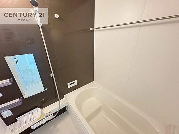 広々バスで一日の疲れをリフレッシュ。足が伸ばせるので、浴槽にもゆったりと浸かれますね!毎日のバスタイムが楽しみになります。