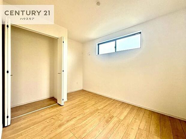 収納スペースがついています!居室をスッキリ整頓する事ができますね。家具を選ばないシンプルなデザインの為、家具を選ばずお気に入りの空間作りができそうですね。