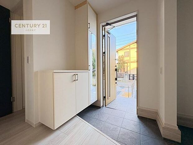 シューズボックス付きなので、玄関が片付きお掃除がしやすいです!スッキリした玄関で戸を開けた瞬間、清潔感のある心地いい空間が出迎えてくれます。