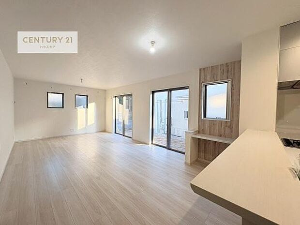 大きな窓からたっぷりの陽ざしが入る明るいリビング。開放感のあるリビングで家族団らんのくつろぎの時間を過ごせます。