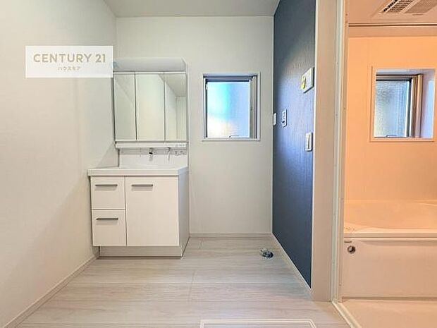 小窓付きの明るい洗面室です!湿気もすぐに入れ替えができて清潔に保つことができます!自然光が差し込むのでお化粧の仕上がりも良くなりますね!