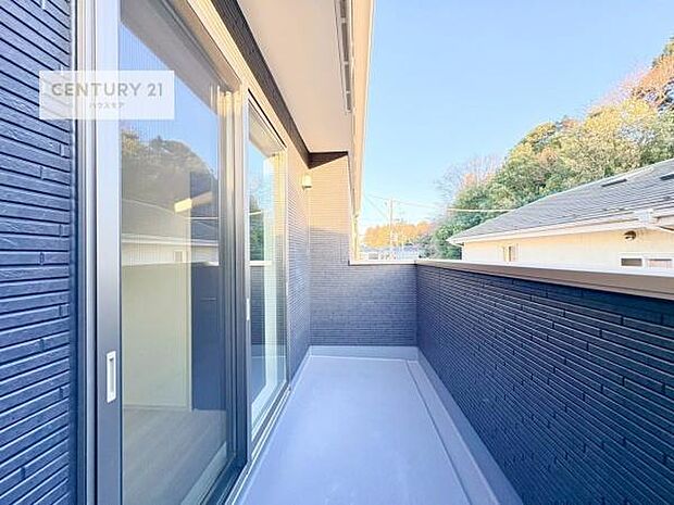 広々としているバルコニーです!お洗濯物を干すのはもちろん風に当たりながらくつろぎタイムが送れます!