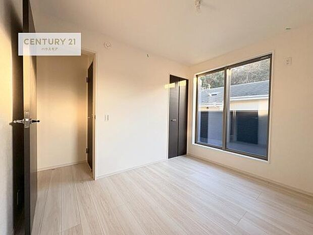 大きな窓からたっぷりの採光が注がれる洋室です。明るく心地よくずっといたくなるような空間です。