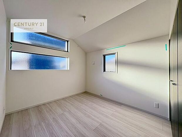 2面採光を確保した明るい室内は、風通しも良く、明るく大変居心地の良い空間となっております。リラックスして過ごせる心地の良いお部屋です!朝の目覚めがスッキリしますね!