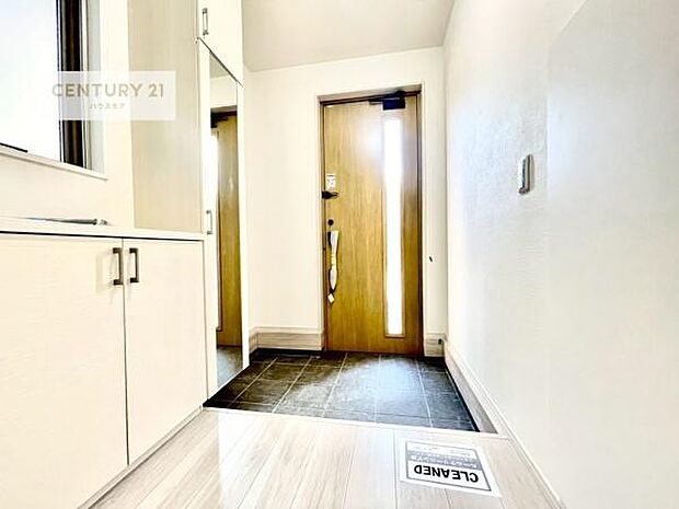 玄関収納が充実しているので、玄関周りがスッキリ片付き来客時に靴の置き場に困りません!