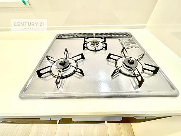 コンロは三口あるのでお料理の同時進行ができます。もちろんグリル付きです。調理スペースも広々している為作業がしやすい!使い勝手が良いシステムキッチンです!