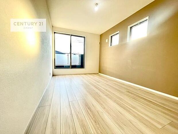 バルコニーに面している洋室です。明るく温もりがあり、換気もしっかりできます!朝起きて、外に出て背伸びをしつつ深呼吸をし良い朝を迎え入れることができます。