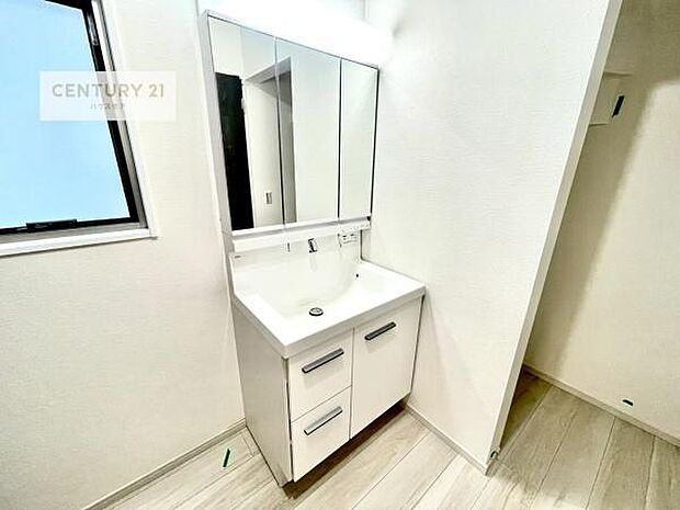 小窓付きの明るい洗面室です!湿気もすぐに入れ替えができて清潔に保つことができます!自然光が差し込むのでお化粧の仕上がりも良くなりますね!