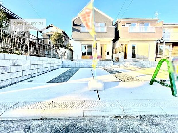 駐車スペースは2台分あります!セカンドカーはもちろん、バイクや自転車なども置き場所に困りません。