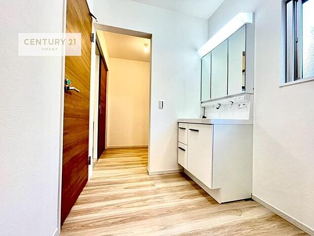 窓付きの明るい洗面室です!湿気もすぐに入れ替えができて清潔に保つことができます!自然光が差し込むのでお化粧の仕上がりも良くなりますね!