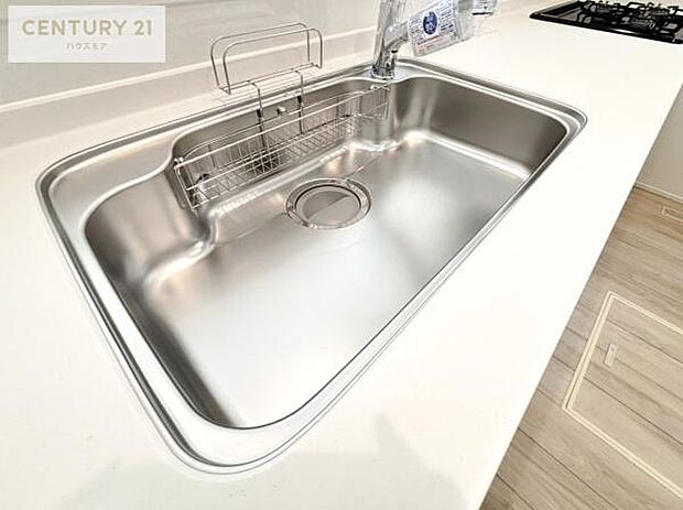 ワイドなシンクですね!水が跳ねにくく洗物がしやすい家事が楽々仕様のシステムキッチンです!デザイン性と機能性を兼ねたキッチンで清潔感がありますね!【同仕様写真】/【現地販売会開催中】