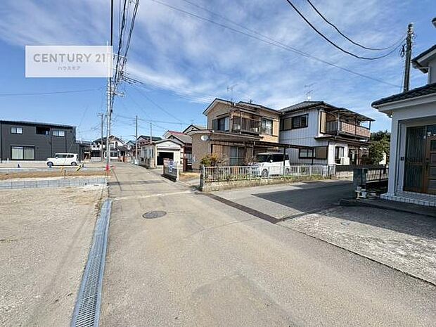 前面道路は3.91m!陽当り良好な立地です。車庫入れが苦手な方も安心ですね。