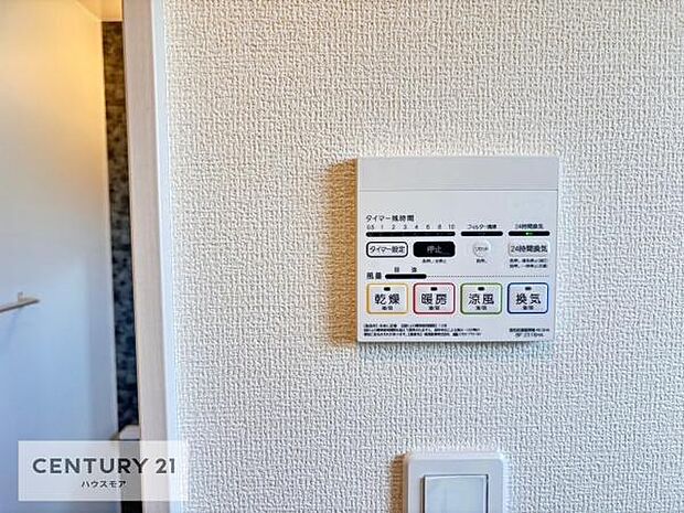 浴室乾燥や暖房が付いている魅力的な仕様です!冬場はヒートショックの予防にも使えます。雨の日でもお洗濯物が乾かせるので、洗濯物をため込みにくい!(同仕様)