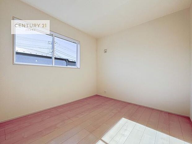 明るく風通しの良い居室です。「シンプル」にデザインされた室内。自由度が高いので家具やレイアウトでお好みの空間を創り上げられます。(同仕様)