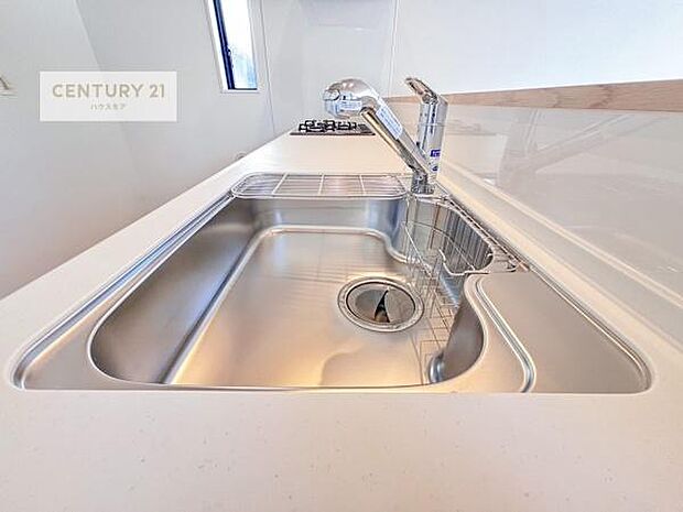 大人気の対面式システムキッチンを採用しています!ご家族のコミュニケーションが自然と増える設計です。お子様にも目が届くので嬉しいですね。収納力もあります!(同仕様)